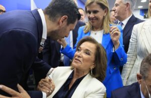 Κάποτε τον μάλωνε η Ντόρα τον Κυρανάκη, τώρα τον χαϊδεύει – Σταθερή στις απόψεις της η Νονά