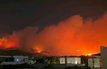 Πύρινος εφιάλτης στην Πάρο: Μάχη με τις αναζωπυρώσεις – Κάηκαν δύο σπίτια