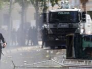 Αλβανία: Αύρες και δακρυγόνα στις συγκρούσεις έξω από το κοινοβούλιο- Διαδηλωτές πέταξαν αυγά και αλεύρι