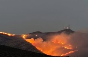 Ολονύχτια μάχη με τις φλόγες στην Πάρο: Δύο εστίες φωτιάς – O καπνός πνίγει το νησί
