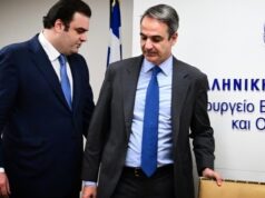 Κυβέρνηση σε αποδρομή, πρωθυπουργός σε άρνηση