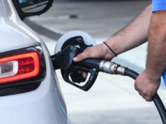 Καύσιμα: Πάνω από τα 2 ευρώ αμόλυβδη και ντίζελ – To ράλι του Brent μεταφέρεται στις αντλίες