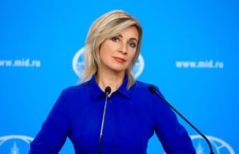 Ζαχάροβα κατά Ζελένσκι: «Είναι σαν τσιμπούρι που έχει καρφωθεί στη σάρκα του ουκρανικού λαού»