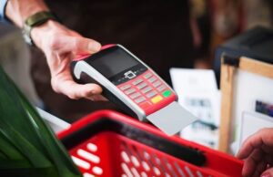Κερδοφόροι όμιλοι από την αύξηση των τιμών στο ράφι
