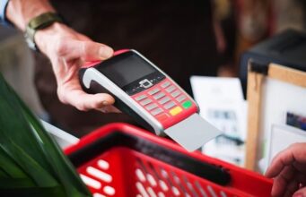 Κερδοφόροι όμιλοι από την αύξηση των τιμών στο ράφι