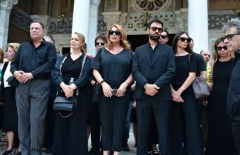 Μάρω Κοντού: Συγκίνηση στη Μητρόπολη – «Ταξιδιάρα ψυχή και αιώνια έφηβη, αντίο»