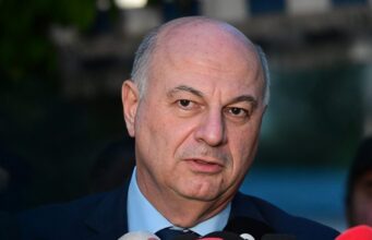 Υπάλληλος στο πολιτικό γραφείο του Κώστα Τσιάρα διώκεται από την Ευρωπαϊκή Εισαγγελία για το «ρουσφέτι» του ΟΠΕΚΕΠΕ – Ενεργούσε μόνος του δηλαδή χωρίς να έχει την έγκριση του Καρδιτσιώτη βουλευτή;
