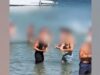 Σάλος με τον σερβιτόρο στην Πάρο που σερβίρει κρασί μέσα στη θάλασσα