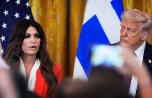 Daily Mail: Ο Τραμπ έφερε σε δύσκολη θέση την Γκίλφοϊλ – Τον περίμενε στην Αθήνα