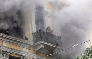 Τα θλιβερά πολιτικά παιχνίδια ενός δικτάτορα που τελειώνει – Την ίδια μέρα οι συλλήψεις του εμπρησμού της Νέστορα με αυτών της Marfin – Θεωρεί όλους τους Έλληνες ψεκασμένους Νεοδημοκράτες ο Μητσοτάκης