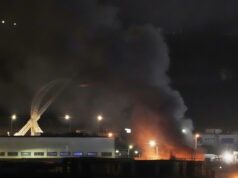 Σε ισχύ ο αμερικανικός αποκλεισμός του Ιράν: Εκρήξεις στη νήσο Κεσμ – «Οι ΗΠΑ ακύρωσαν τη συμφωνία»