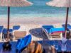 Ακριβό το μπάνιο: Πόσο κοστίζουν είσοδος και ξαπλώστρες σε οργανωμένες παραλίες της Αττικής