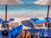 Ακριβό το μπάνιο: Πόσο κοστίζουν είσοδος και ξαπλώστρες σε οργανωμένες παραλίες της Αττικής
