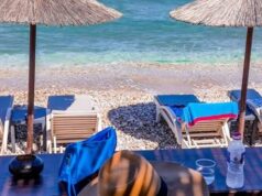Ακριβό το μπάνιο: Πόσο κοστίζουν είσοδος και ξαπλώστρες σε οργανωμένες παραλίες της Αττικής