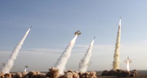 Αμερικανικός πύραυλος έπληξε το νησί Κεσμ στο Ιράν – Έκρηξη κοντά στα Στενά του Ορμούζ