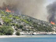 Πύρινος εφιάλτης στη Βοιωτία: Εκκενώσεις διά θαλάσσης σε Άγιο Βασίλειο, Καλαμάκι – 112 για ετοιμότητα στο Πόρτο Γερμενό