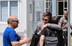 Δίκη Τέμπη: Μεγάλη ένταση και κλάματα- «27 παιδιά κάηκαν ζωντανά, για τη φωτιά θα πείτε κάτι;»