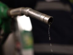 Νέα πίεση στους Αμερικανούς καταναλωτές: Εκτοξεύτηκαν οι τιμές καυσίμων μετά την ένταση ΗΠΑ-Ιράν