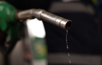 Νέα πίεση στους Αμερικανούς καταναλωτές: Εκτοξεύτηκαν οι τιμές καυσίμων μετά την ένταση ΗΠΑ-Ιράν
