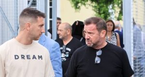 Τέμπη: «Με εσένα θα ασχολούμαι;» – Ένταση Πλακιά-Καρυστιανού στη δίκη