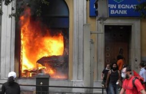 Δύο συλλήψεις για τον εμπρησμό της τράπεζας Marfin που συνέβη πριν 16 χρόνια – Για να σώσει τα ποσοστά που έπιασαν πάτο ο Μητσοτάκης είναι ικανός να ξεθάψει και τους δολοφόνους του Καποδίστρια