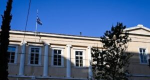 Πρώτη φορά στα χρονικά τέτοια σαπίλα στη δικαιοσύνη – Καταδίκη Παρέδρου του ΣτΕ σε 10 μήνες φυλάκιση για πλαστογραφία