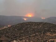 Φωτιά στην Πάρο: Χωρίς απειλή για σπίτια, αλλά με συνεχείς αναζωπυρώσεις το πύρινο μέτωπο