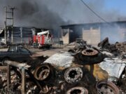 Φωτιά στον Ασπρόπυργο: Έξι τραυματίες, οι 2 διασωληνωμένοι – Ανησυχία για τη δεξαμενή προπανίου
