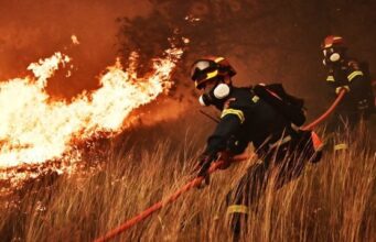Δύο τραυματίες πυροσβέστες στο μέτωπο της Βοιωτίας