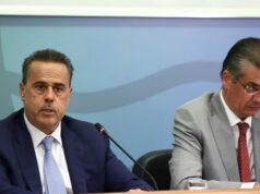 Επικοινωνιακό σόου Στ. Παπασταύρου για τις φωτιές: Ήταν… περιορισμένες, κάηκαν θάμνοι όχι δέντρα