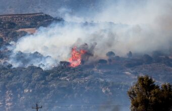 Πολύ σοβαρή φωτιά στη Φωκίδα: Οι φλόγες μπήκαν σε Πηγή και Μαγούλα- Καίγονται σπίτια, εκκενώσεις οικισμών