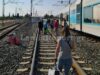 Ζήσε το όνειρο στην Ελλάδα του Μητσοτάκη – Τρένο ακινητοποιήθηκε στην Οινόη λόγω λόγω πυρκαγιάς στις γραμμές – Το λεωφορείο που μετέφερε έπειτα τους επιβάτες έπιασε φωτιά στον κινητήρα