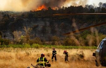 Βοιωτία: Μία ανάσα από τα πρώτα σπίτια οι φλόγες – 112 για εκκένωση της Λιβαδόστρας προς Λεύκτρα
