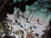 ΤΟΥΡΙΣΤΙΚΟΣ ΠΑΡΑΔΕΙΣΟΣ ΓΙΑ ΤΟΥΣ ΞΕΝΟΥΣ, ΟΙΚΟΝΟΜΙΚΗ ΚΟΛΑΣΗ ΓΙΑ ΤΟΝ ΕΛΛΗΝΑ: ΟΙ ΠΟΛΙΤΕΣ ΔΕΝ ΜΠΟΡΟΥΝ ΝΑ ΠΛΗΡΩΣΟΥΝ ΟΥΤΕ ΜΙΑ ΕΒΔΟΜΑΔΑ ΔΙΑΚΟΠΩΝ