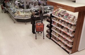 Ακρίβεια: Οι καταναλωτές γίνονται… κυνηγοί των καλύτερων τιμών στα ράφια