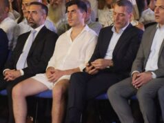 Σάλος με τον Φειδία Παναγιώτου: Εμφανίστηκε με σορτς σε εκδήλωση μνήμης για τους Ισαάκ και Σολωμού