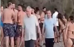 Ο Τασούλας διασκεδάζει σε beach bar της Σύρου την ώρα που η Ελλάδα γίνεται στάχτη – Το παιδί του κομματικού σωλήνα που εκβίαζε εργολάβο για να του πάρει μίζα στην Κηφισιά δεν έχει καμία αίσθηση της κατάστασης