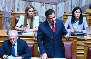 Στη Βουλή τα γυαλιά του Άδωνη: «Σε ένα χρόνο θα τα φοράτε όλοι»- Η προτροπή για… εξομολόγηση