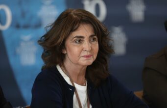 Αλεξάνδρα Μητσοτάκη: Πρόεδρος στο φόρουμ που ανέλαβε να κατευνάσει τις αντιδράσεις των πολιτών για την εγκατάσταση ανεμογεννητριών με σκοπό να συνεχίσει να καταστρέφει την Ελλάδα ο Γεραπετρίτης και η παρέα του