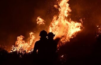 Φωτιά στα Μέγαρα: Καθηλωμένα τα αεροσκάφη λόγω ισχυρών ανέμων – Σε πλήρη εξέλιξη το μέτωπο