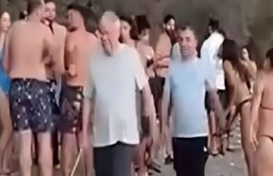 Ο Τασούλας διασκεδάζει σε beach bar της Σύρου την ώρα που η Ελλάδα γίνεται στάχτη – Το παιδί του κομματικού σωλήνα που εκβίαζε εργολάβο για να του πάρει μίζα στην Κηφισιά δεν έχει καμία αίσθηση της κατάστασης