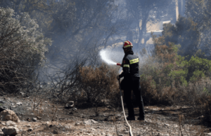 Στο έλεος της φωτιάς Αττική και Βοιωτία: Καίγονται σπίτια στο Κρύο Πηγάδι- Αναζωπυρώσεις στα Βίλια
