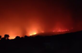 Φωτιές σε Αττική-Βοιωτία: Κάηκαν σπίτια στο Κρύο Πηγάδι – Ανεξέλεγκτο το πύρινο μέτωπο προς Βίλια